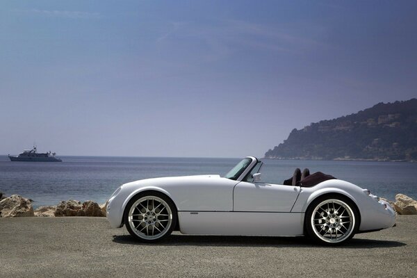 Biały Roadster wiesmann mf3 na wybrzeżu