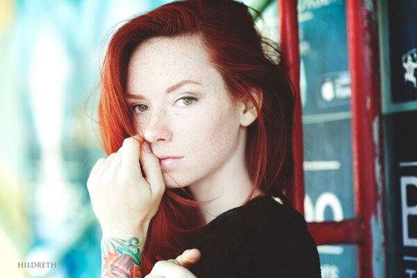 Rousse fille avec un tatouage