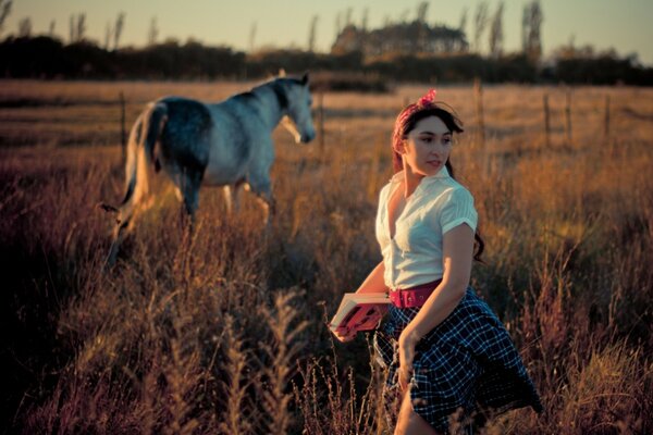 Ragazza e cavallo sul campo