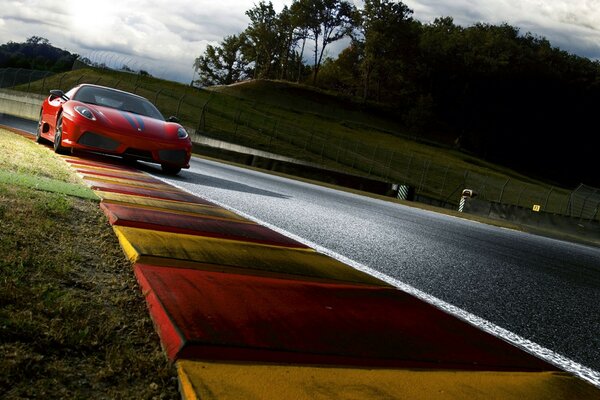 Superficie stradale perfetta su una pista di campagna