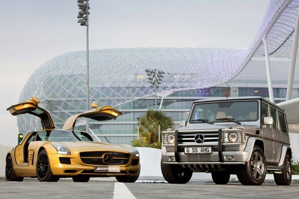 Silberner Mercedes Benz G55 AMG zusammen mit SLS AMG