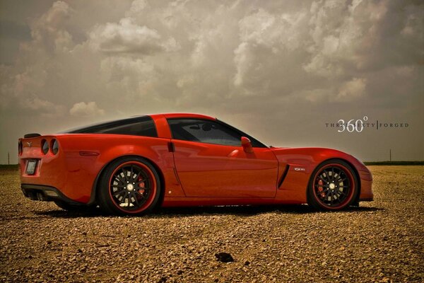 Automobile di Chevrolet Corvette nel colore rosso dal paese