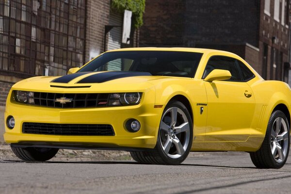 Chevrolet jaune dans les rues de la ville