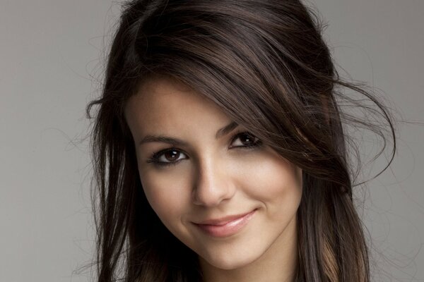 Morena victoria Justice sonríe