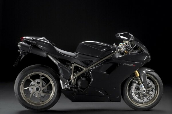 Moto ducati alla moda nera