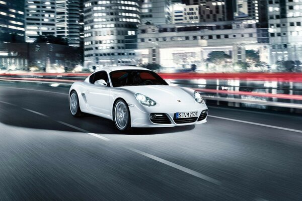 Porsche voiture blanche dans la rue de la ville