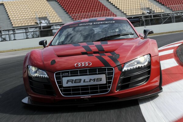 Rotes Audi r8lms-Auto mit Chein-Schachmuster