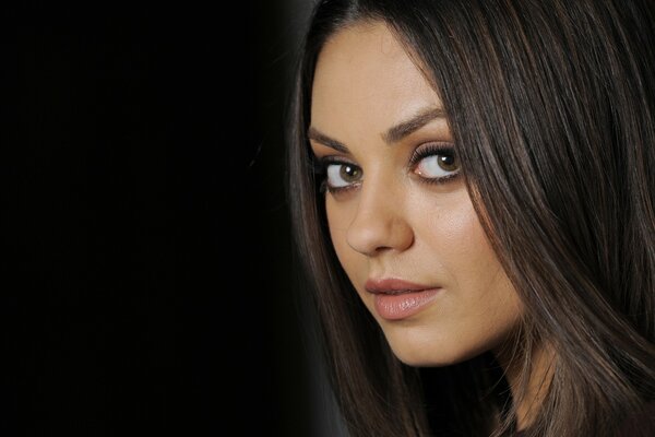 Mila Kunis su sfondo nero