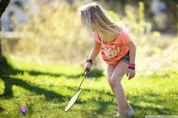 Fille jouant au badminton