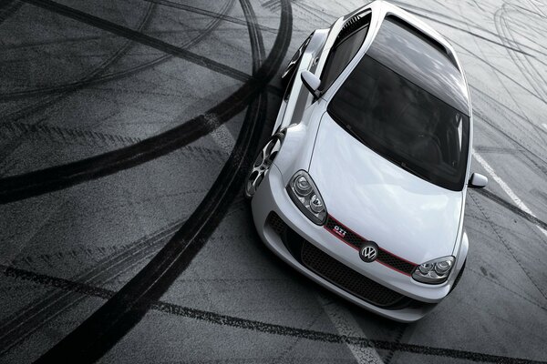 Volkswagen Golf bianco con tetto nero