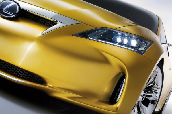 Lexus jaune vue pare-chocs et pare-chocs