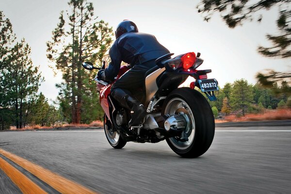 Motociclista viaja a toda velocidad