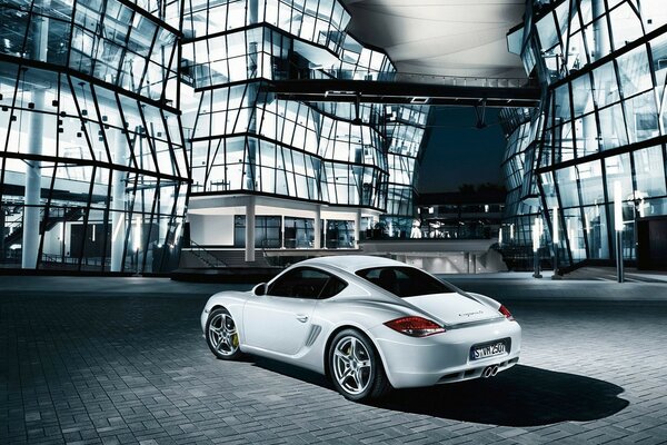 Weißes Porsche-Auto in der Stadt
