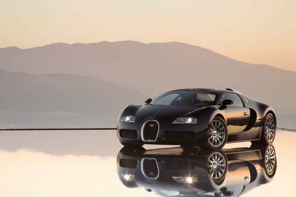 Bugatti-Fahrzeug auf reflektierender Oberfläche