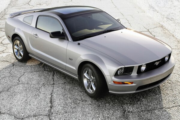 Mustang GT grigio con tetto in vetro