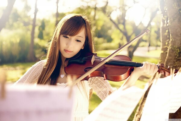 Asiatica suona il violino sulle note