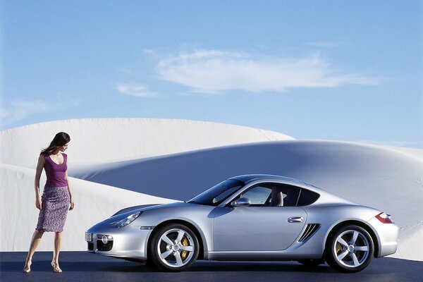 Fille avec une voiture porsche argentée