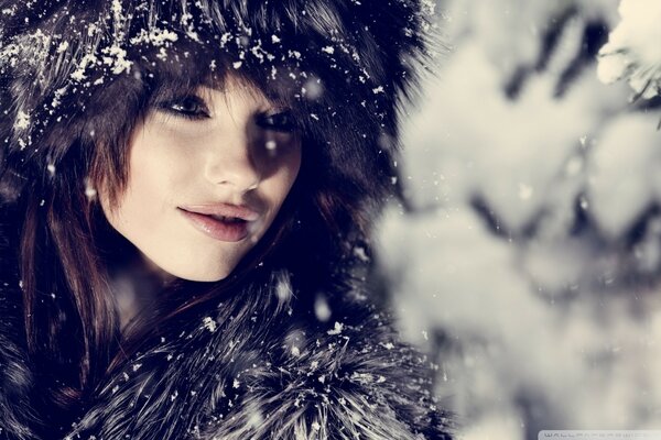 Femme d hiver en manteau de fourrure dans la forêt