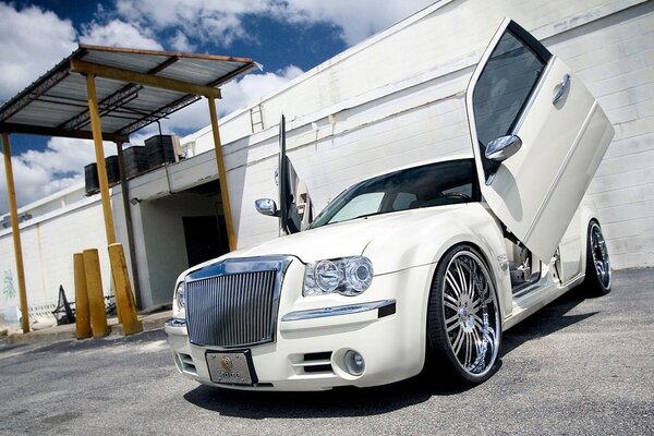 Автомобиль премиум класса Chrysler 300C