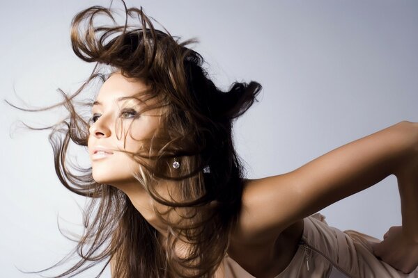 Ragazza bruna con i capelli lunghi