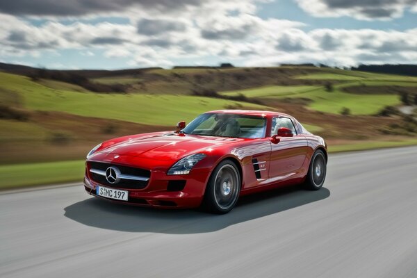 Auto sportiva rossa Mercedes Sls sulla strada