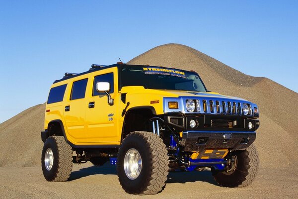 Hummer amarillo H2 en el desierto en la arena