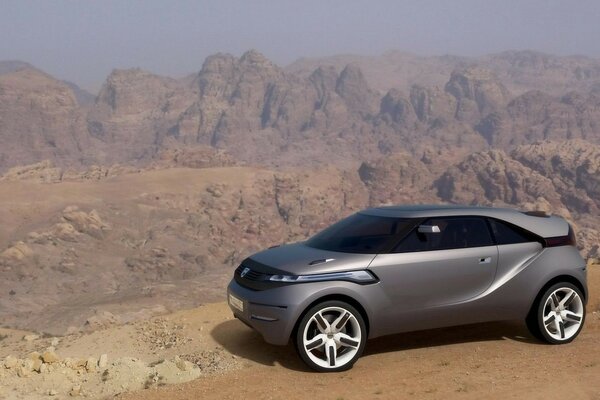 El auto del futuro se encuentra en una hermosa meseta