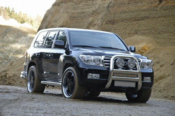 Toyota v8 en el fondo de un Cráter de tierra