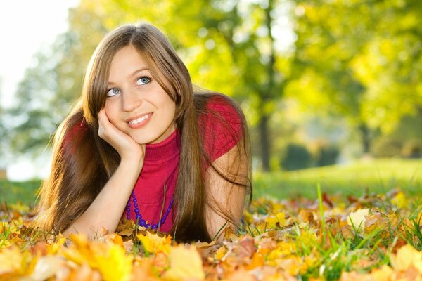 Dunkeläugige braunhaarige Frau im Herbstpark