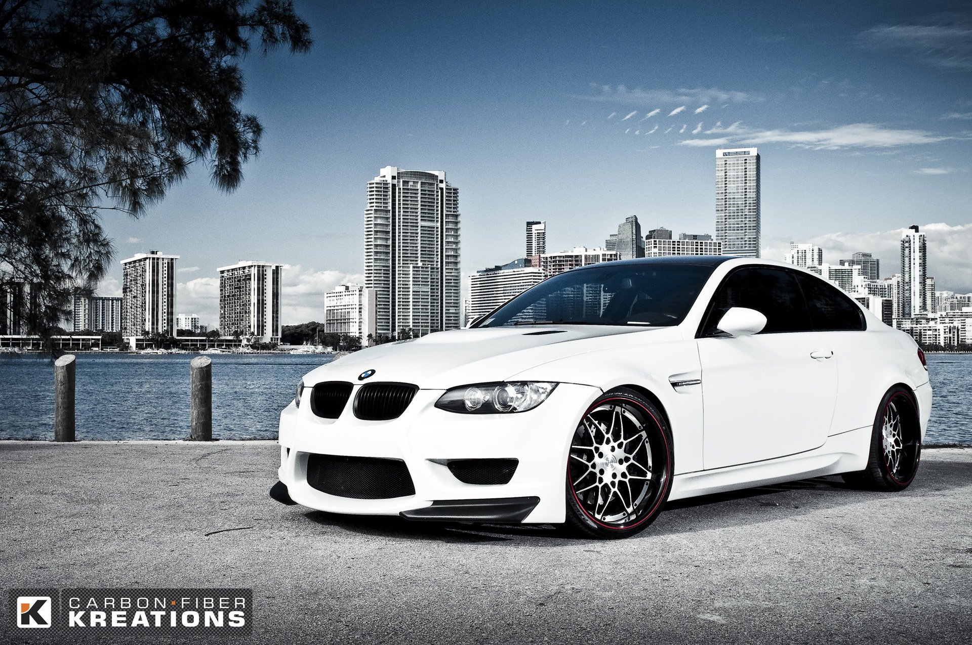 bmw m3 e92 bmw sportcupe auto sportiva bianco carbonio tuning cerchi baviera germania auto auto trasporto auto auto bianca città grattacieli edifici cielo case fiume pali legno asfalto veicoli