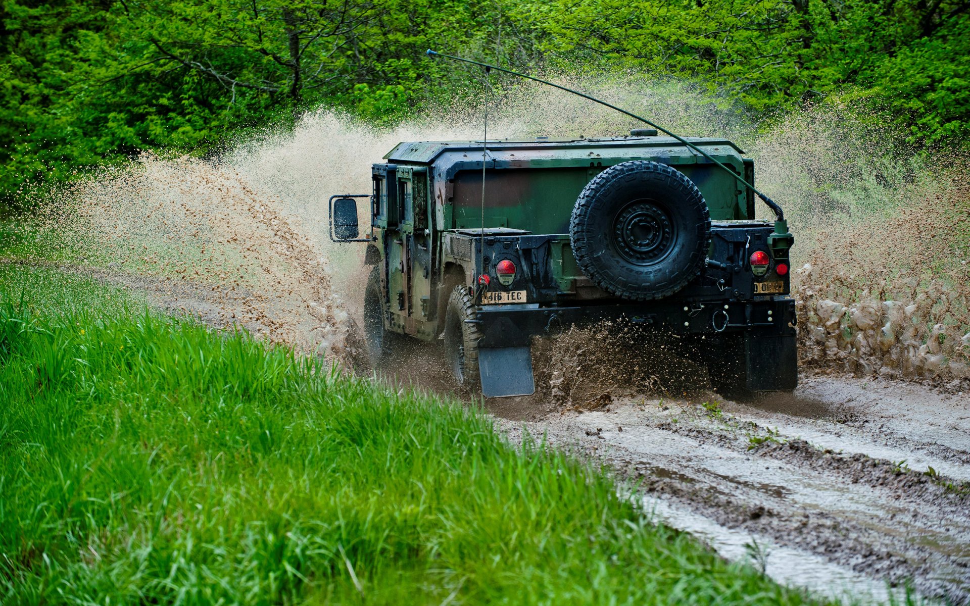 hummer h1 saleté éclaboussures suv forêt