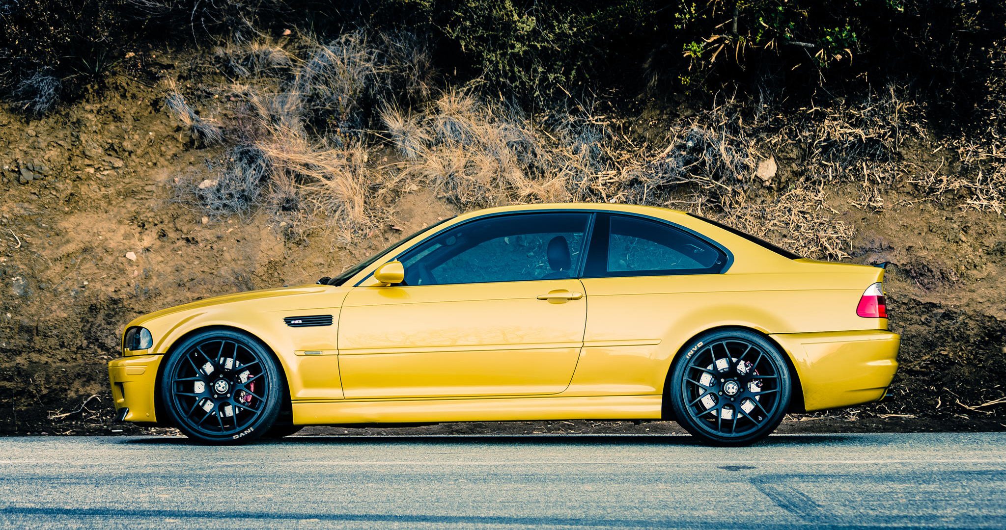 bmw m3 e46 żółte bmw droga boczna