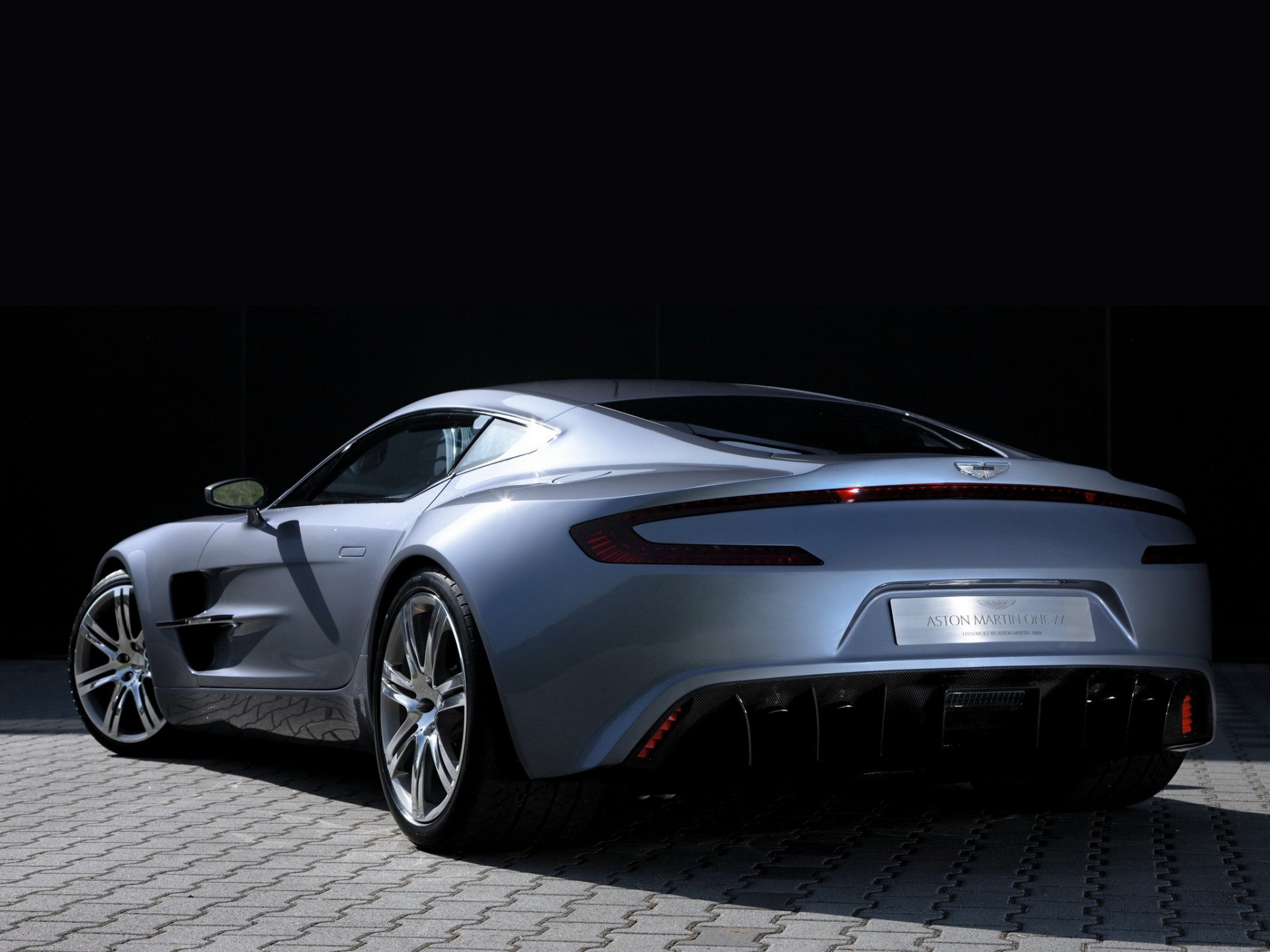 aston martin one-77 widok z tyłu auto supersamochód