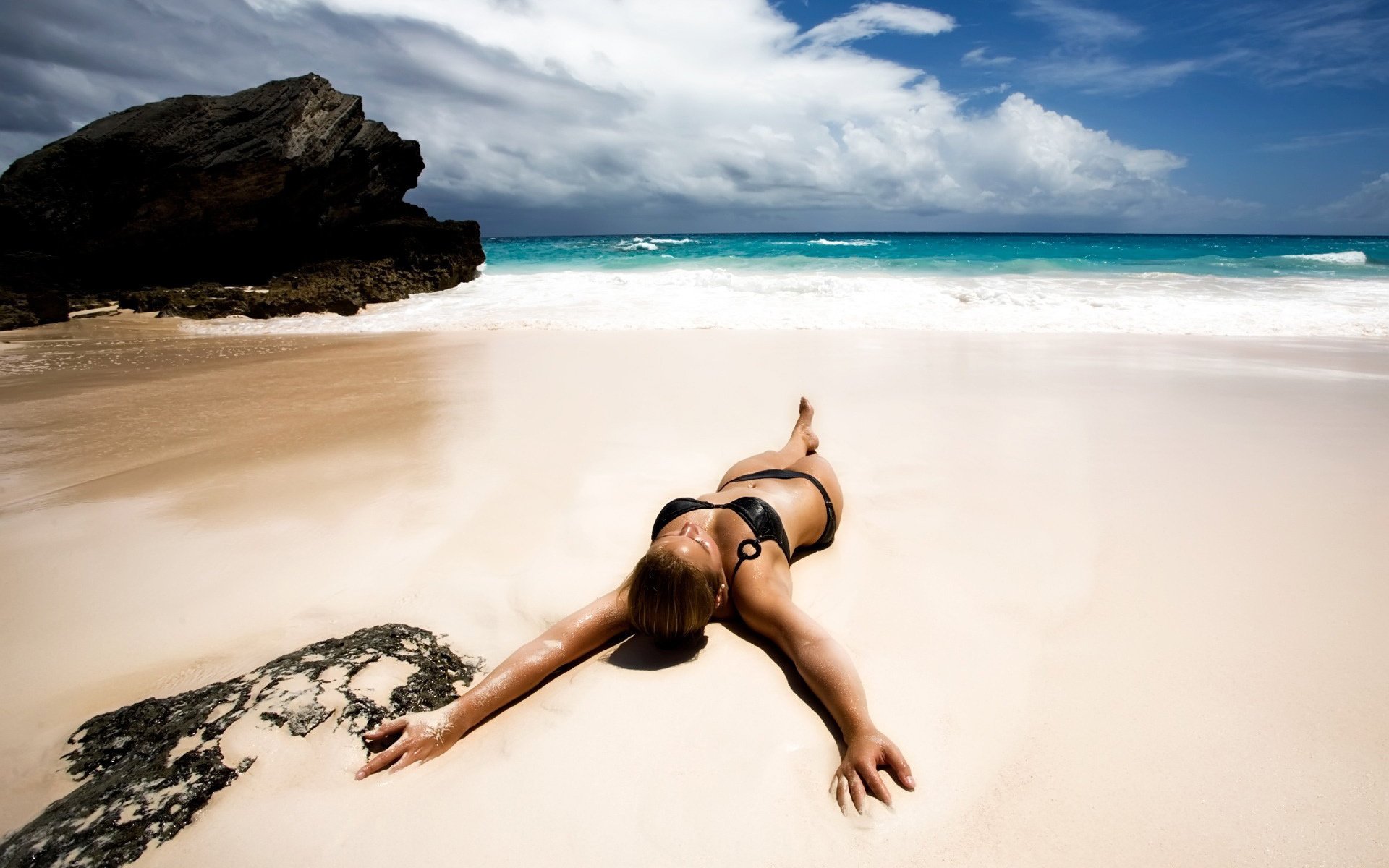 ragazza abbronzatura spiaggia cielo vacanze nuvole estate pietre surf oceano mare acqua costume da bagno costa seno sexy scollatura figura snella costa azzurra superficie sabbia modelli di moda donne