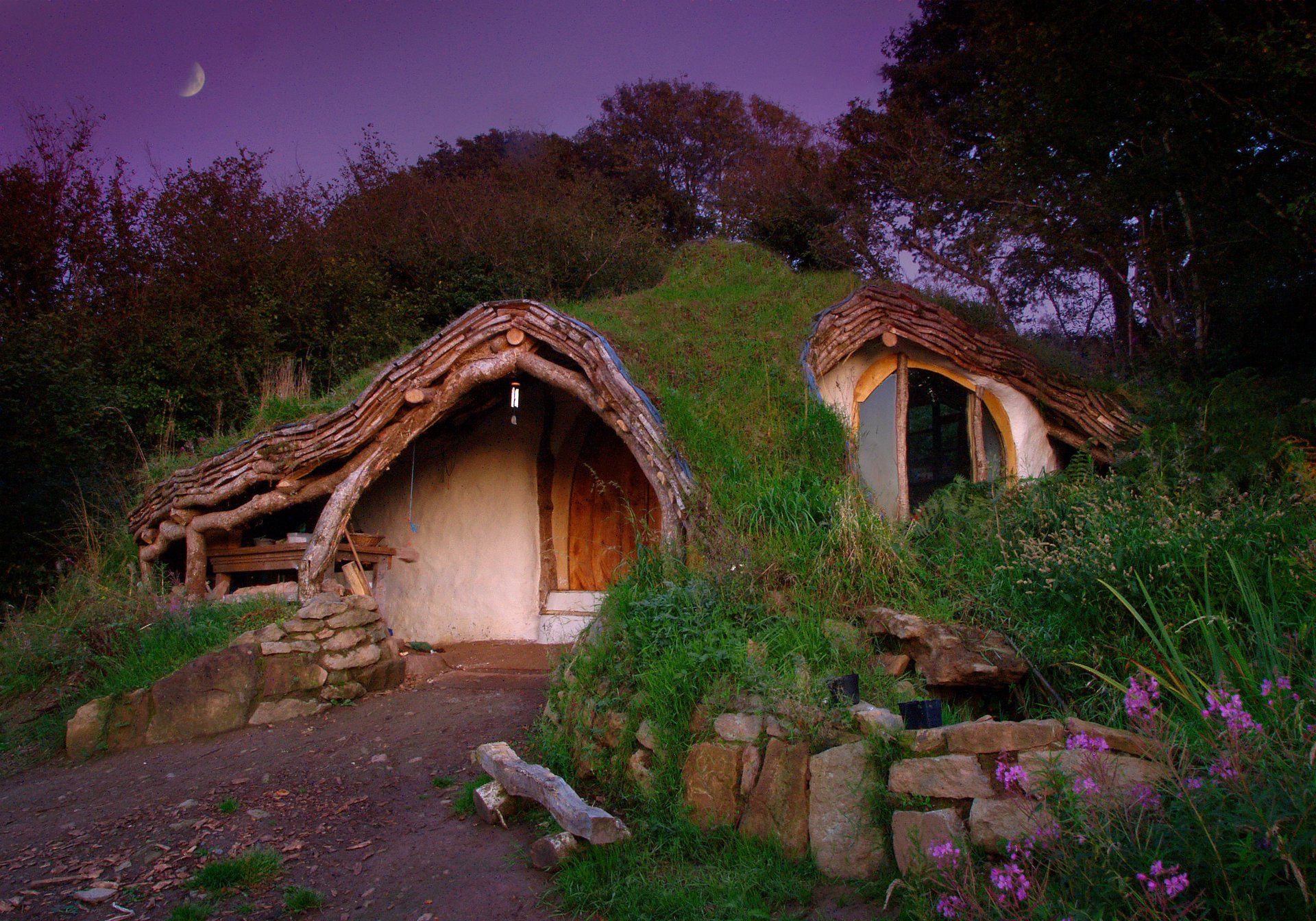 bilbo & frodo bag-end hobbiton dugout flores tienda casera the lord of the rings the shire john ronald reuel tolkien paisaje naturaleza verano hierba vegetación piedras noche cielo lila luna casa árboles matorrales arbustos piedra salvaje