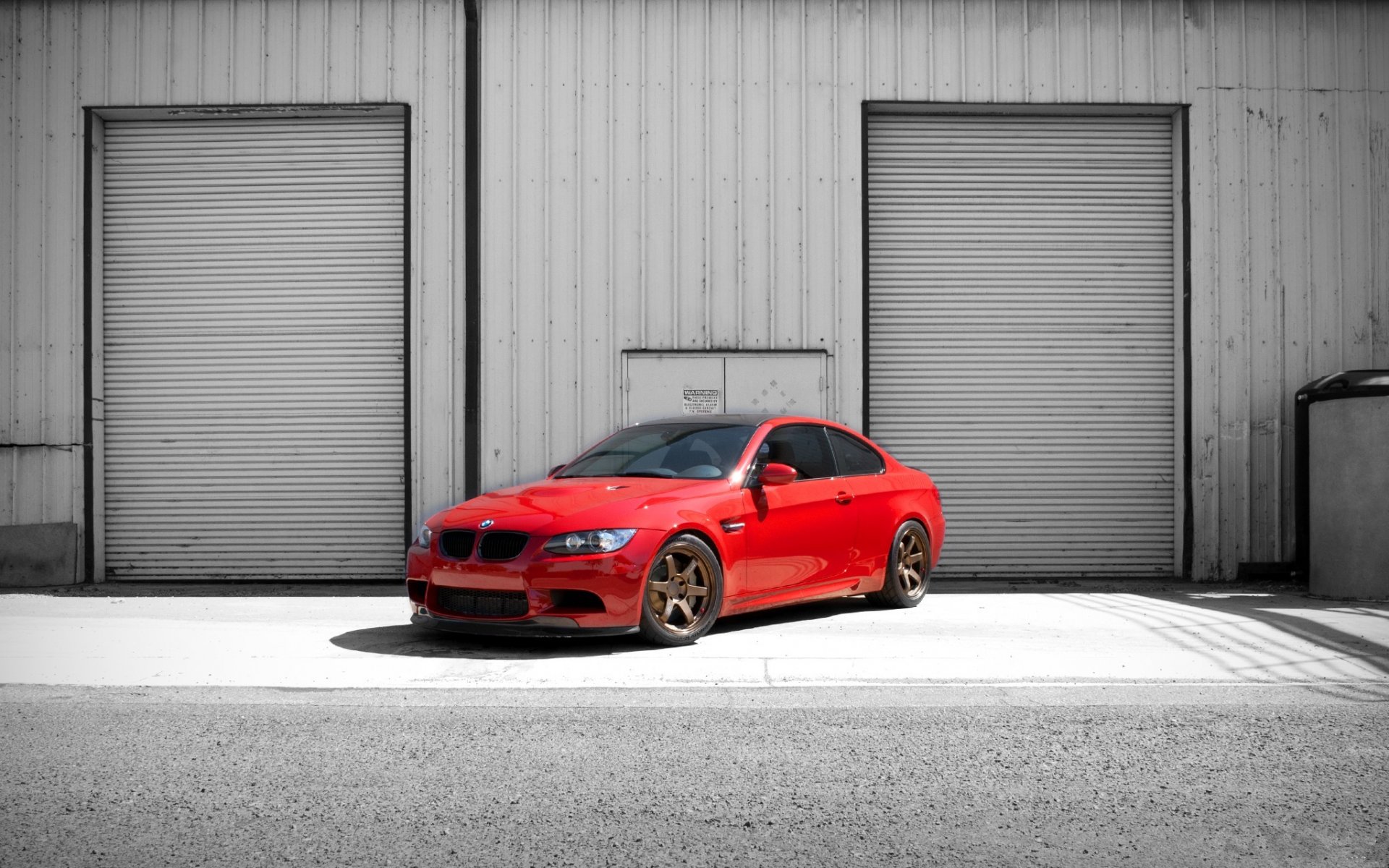 bmw m3 e92 czerwony budynek bmw czerwony przyciemniane rolet tarcza