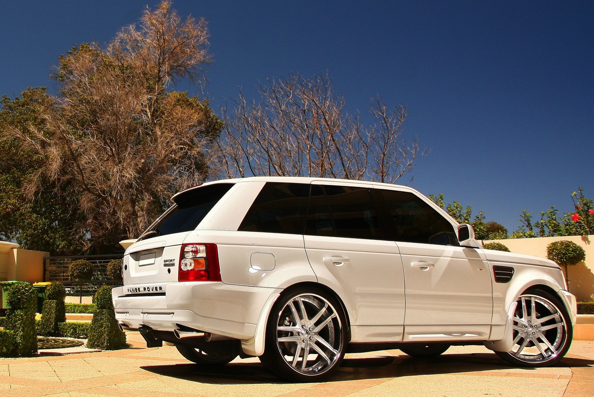 land rover range rover sport weiß range rover sommer himmel garten bäume hof im sommer