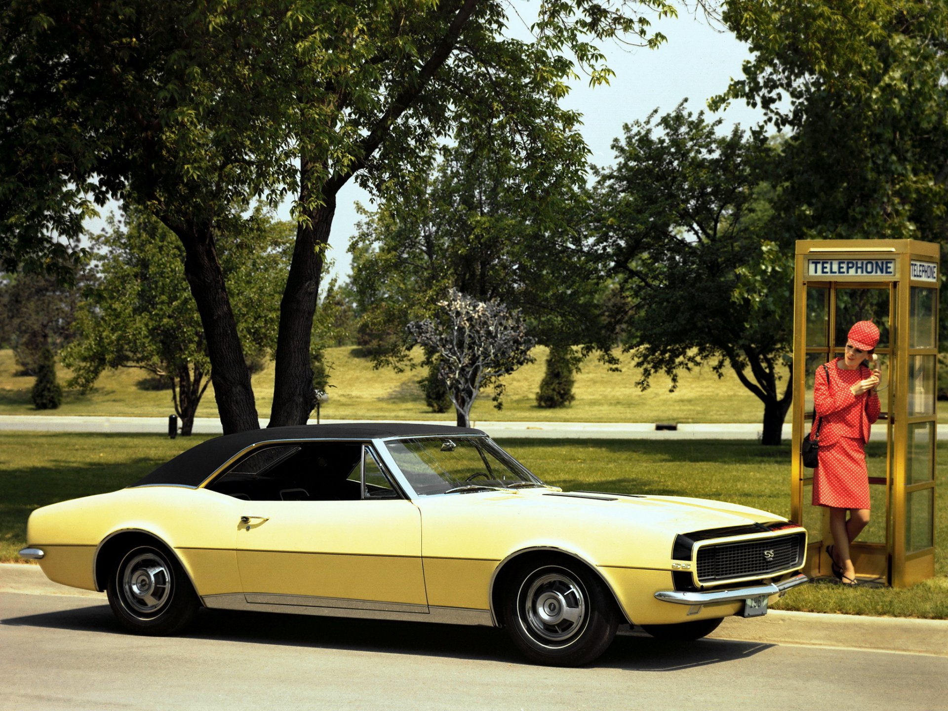 chevrolet camaro rs 1967 chevrolet retrò telefono ragazza