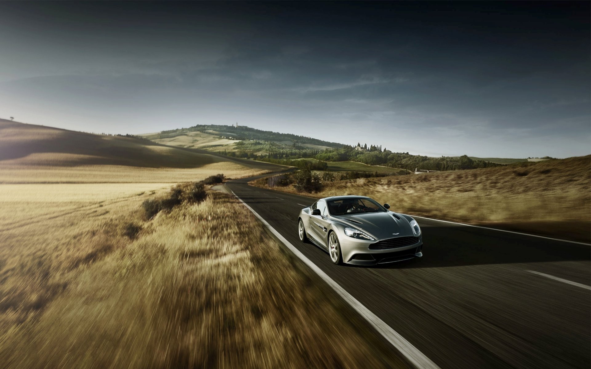 aston martin am310 vanquish voiture luxe en mouvement route avant