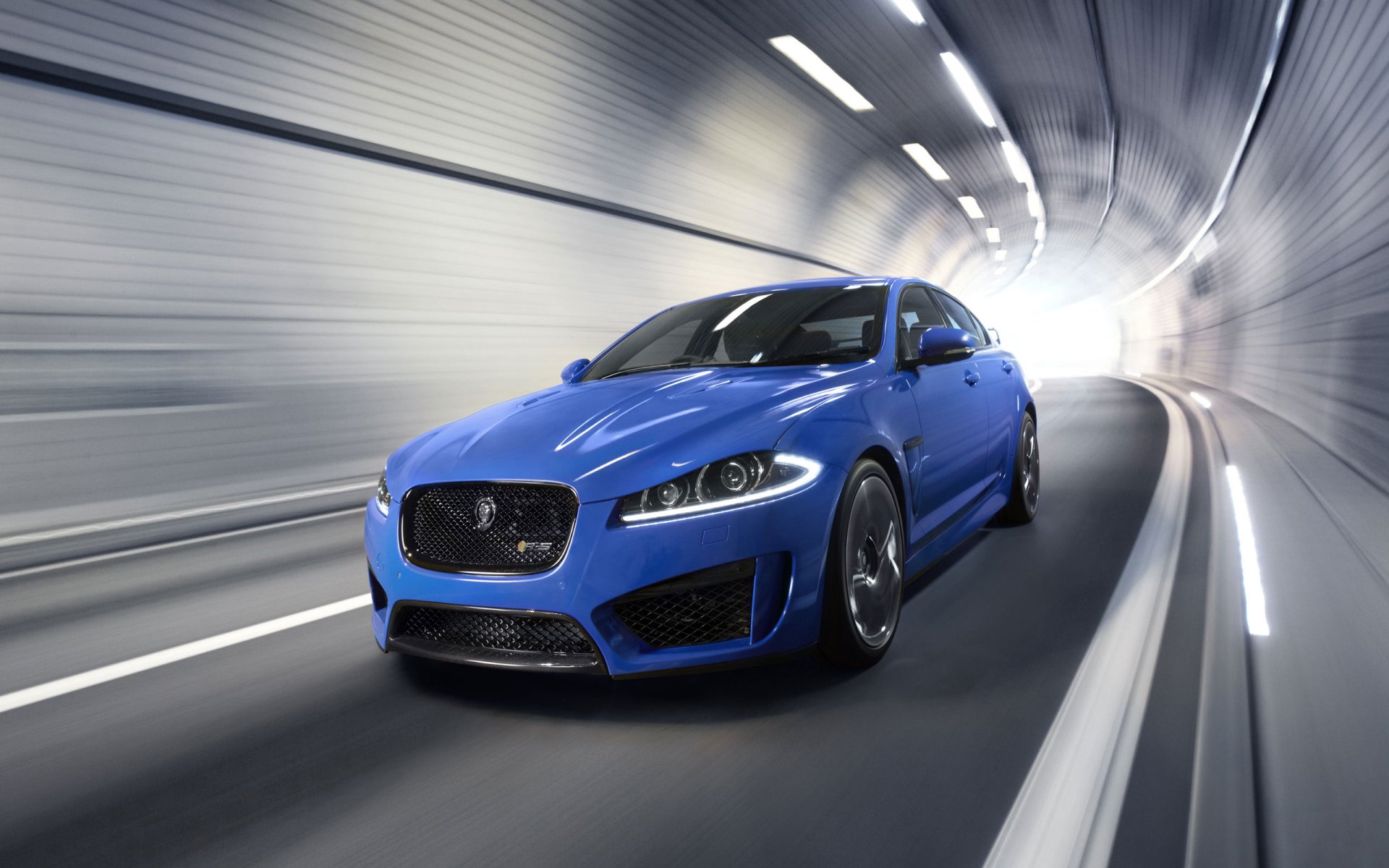 jaguar xfr-s auto jaguar bleu avant en mouvement phares capot tunnel