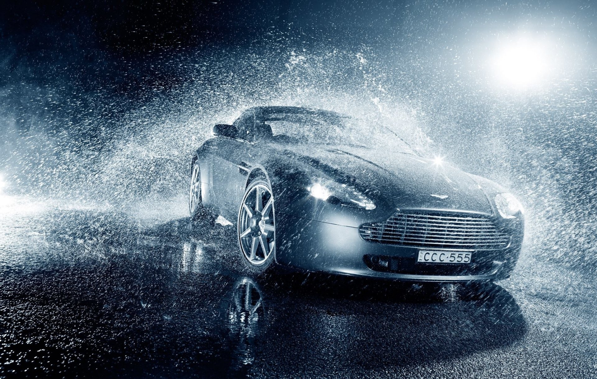 aston martin v8 vantage pioggia acqua luce