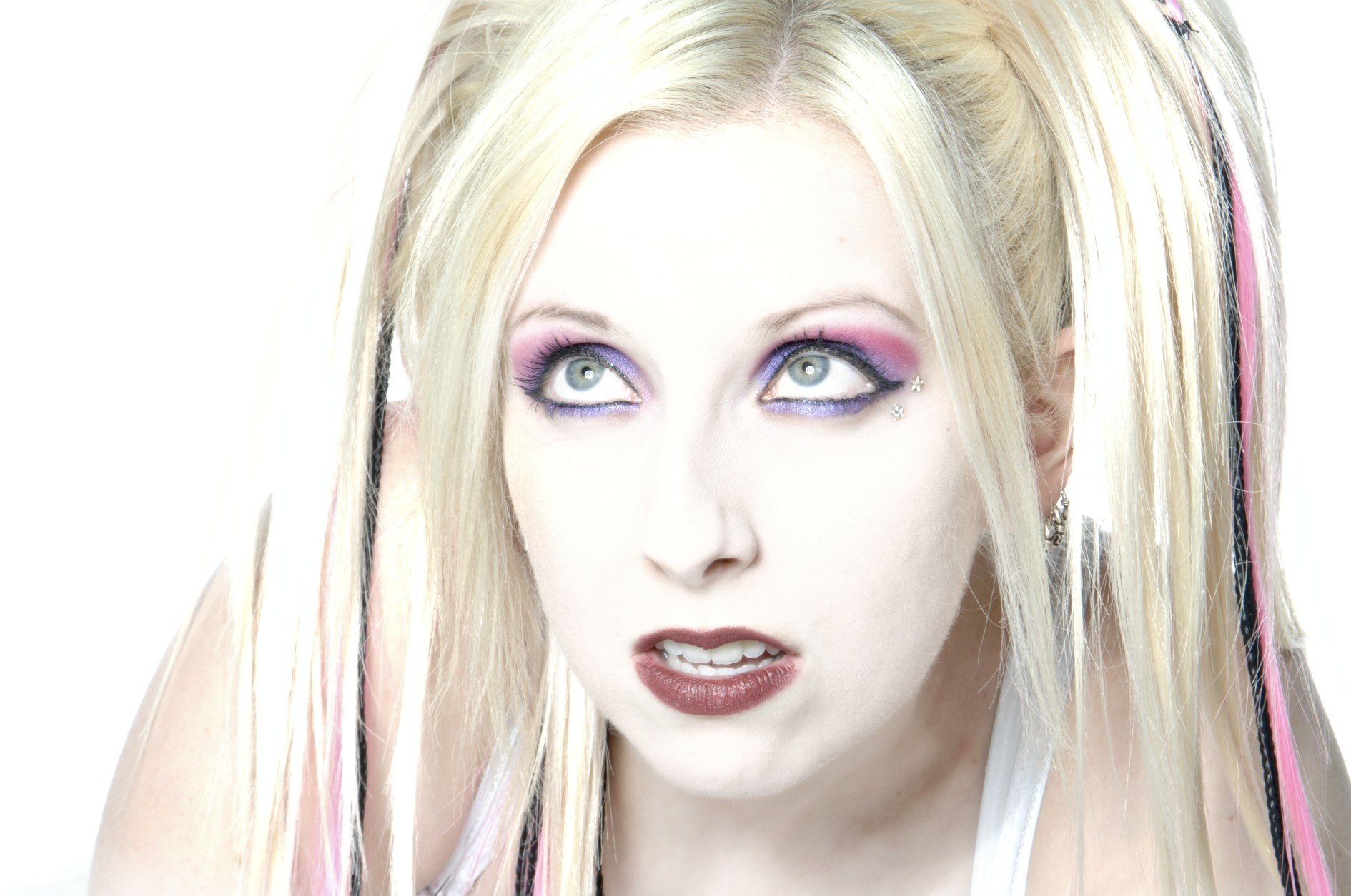 jennifer parkin auria gennifer parkin cybergott jennifer parkin lifo industrial ebm electro sängerin musik kanada gesicht mädchen augen make-up hintergrund licht weiß blick nach oben grüne augen frisur fotomodelle frauen porträt blick