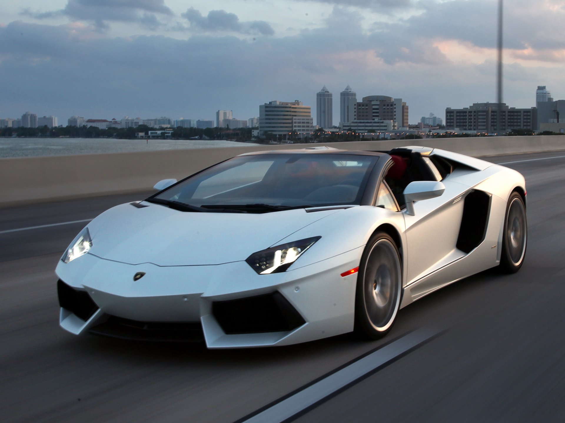 lamborghini aventador lp700-4 roadster blanco carretera cielo