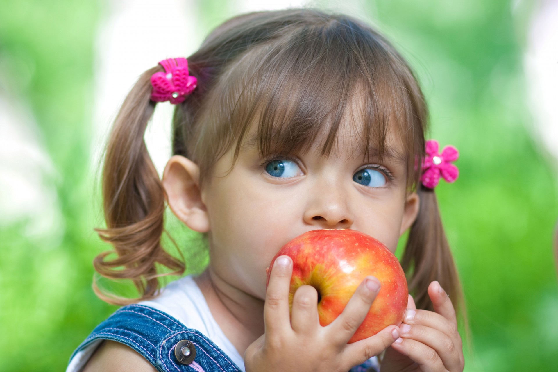 mädchen augen apfel rot mädchen blau