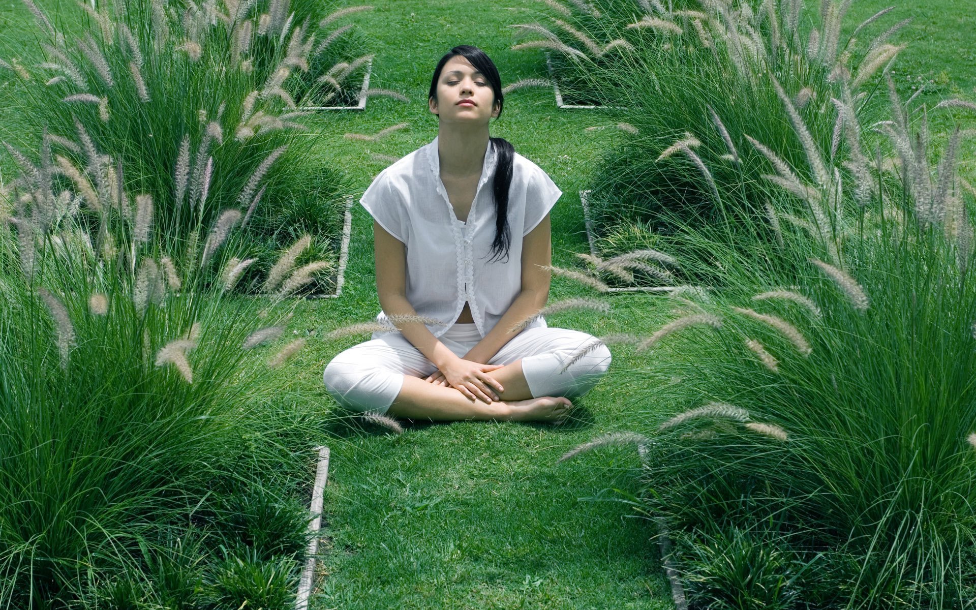 chica meditación vegetación arbustos hierba césped verano plantas ropa blanca morena ojos cerrados asiático naturaleza pose día soleado modelos mujeres cara