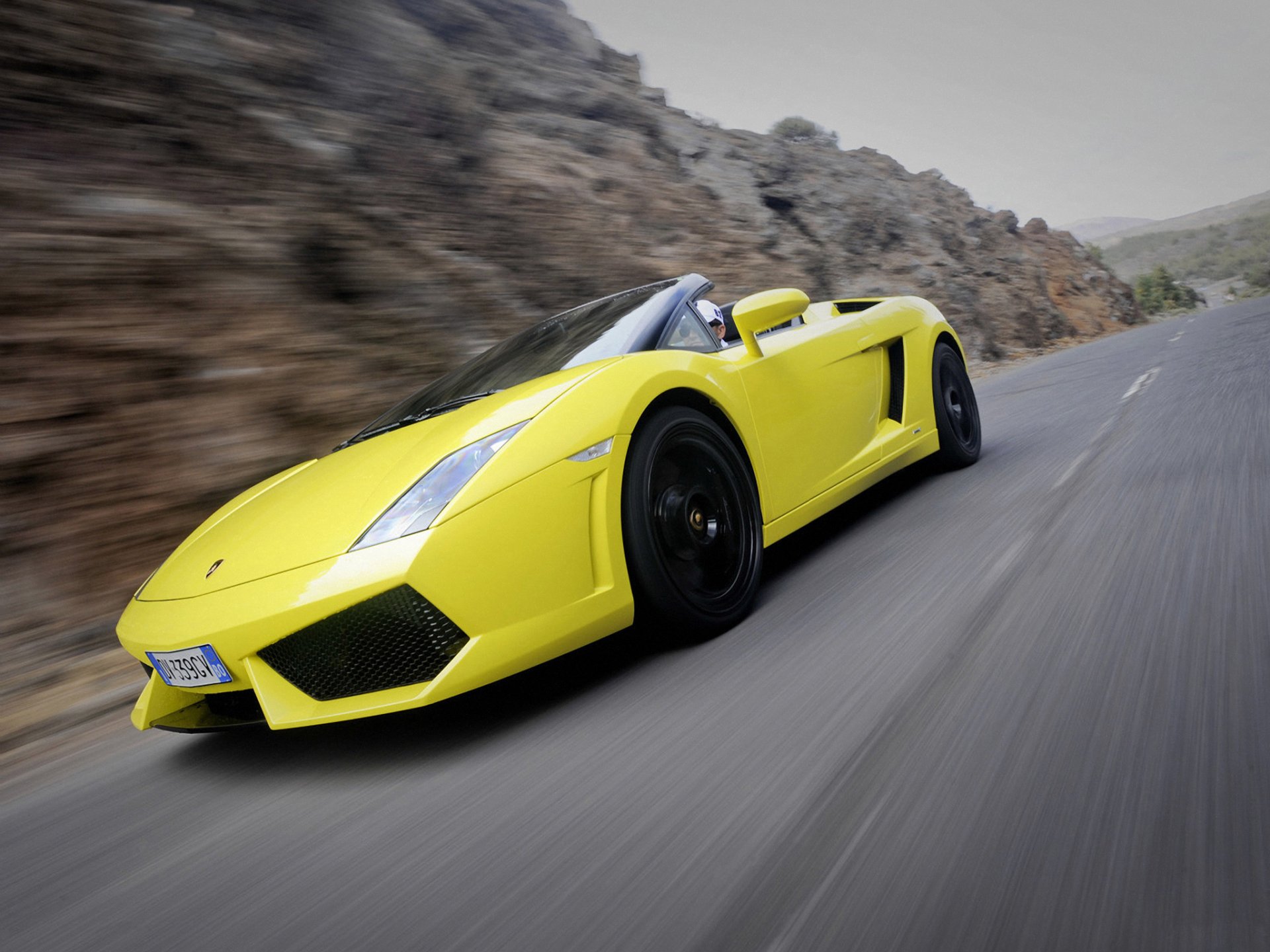 lamborghini gallardo lp560-4 spyder lamborghini gallardo spider convertibile vista laterale traffico strada