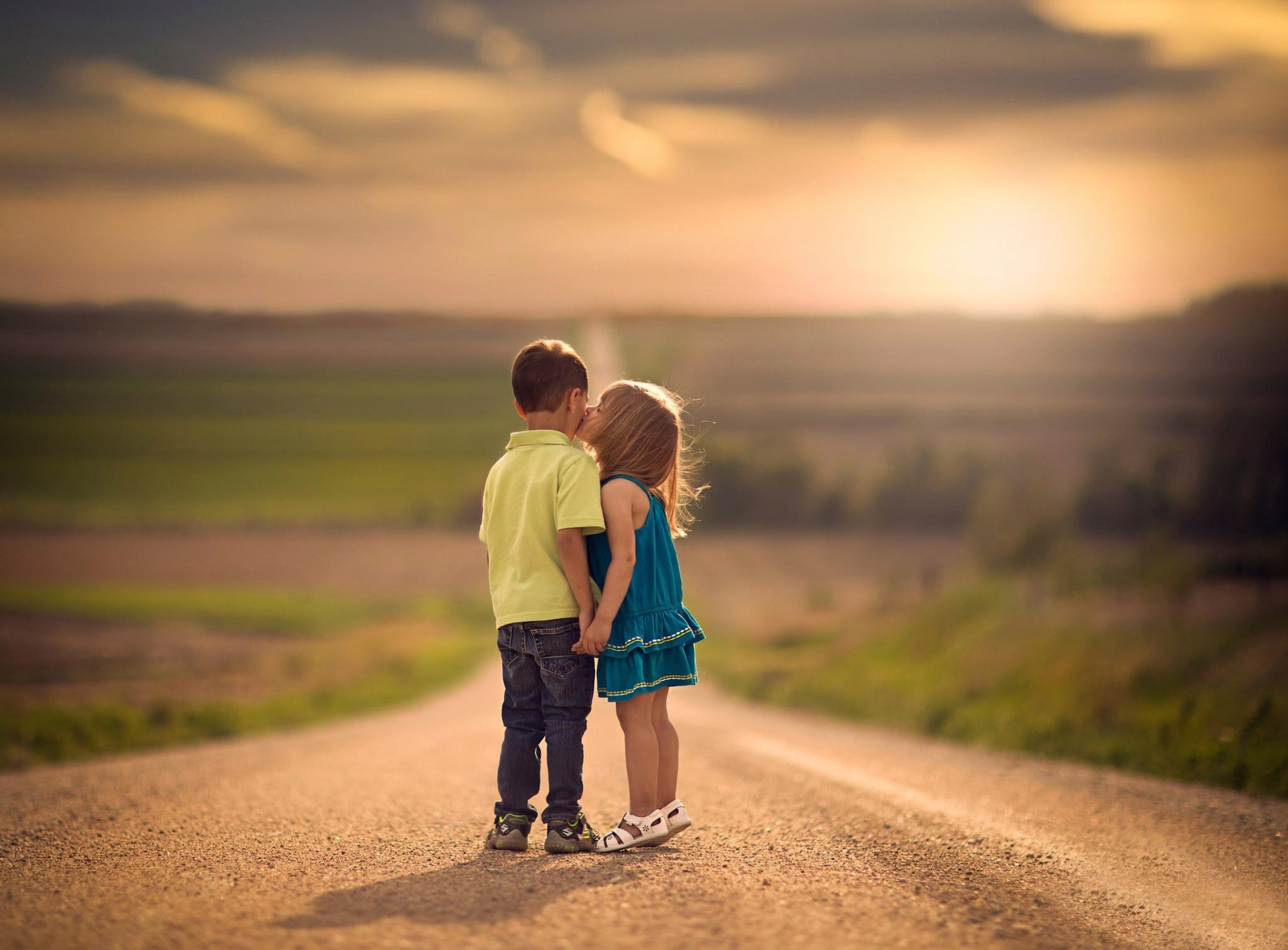 ragazzo positivo ragazza bambini foto macro bacio