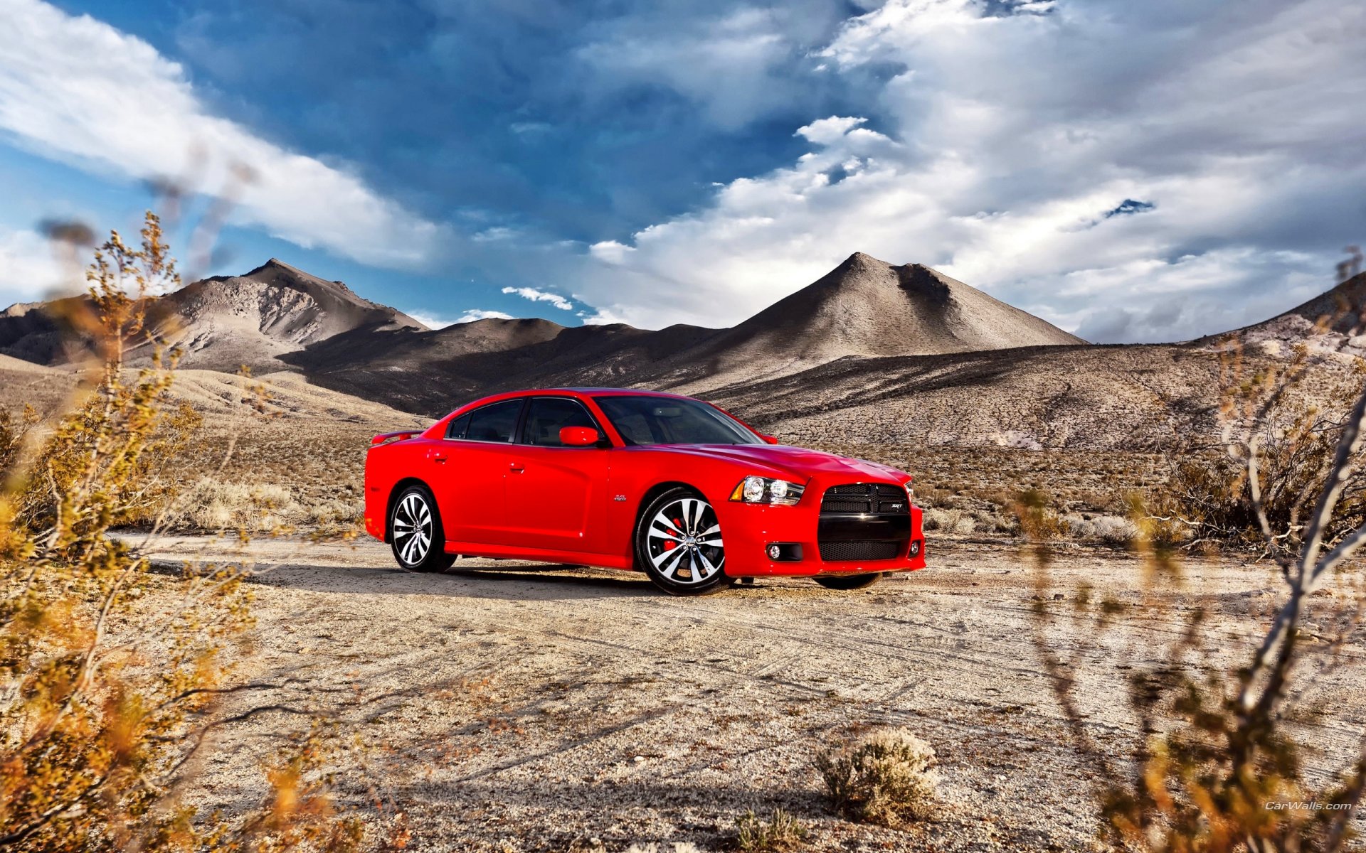 dodge ładowarka czerwony auto sedan niebo samochód góry chmury