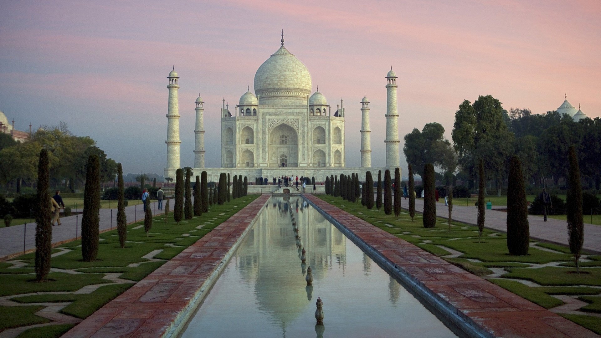 architektur stadt wege büsche platz tempel moschee mausoleum taj mahal reflexion indien menschen bäume himmel wahrzeichen kuppeln grün wasser