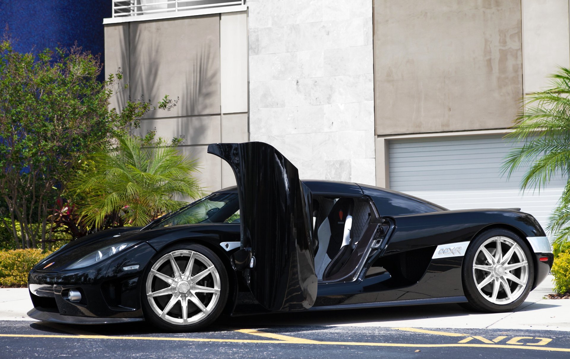 koenigsegg ccxr noir supercar bâtiment palm